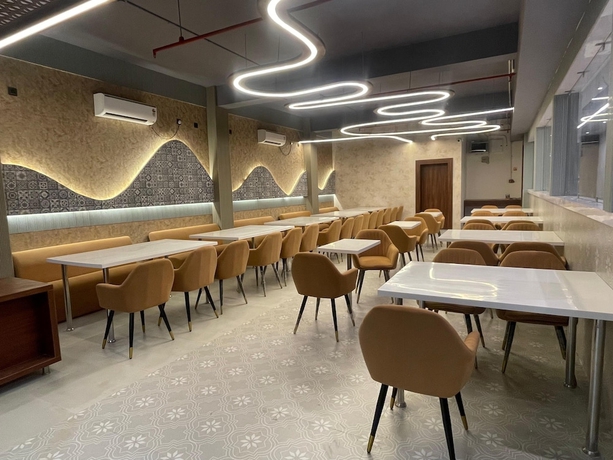Imagen del bar/restaurante del Hotel HOTEL COSMOS, Bhubaneshwar. Foto 2