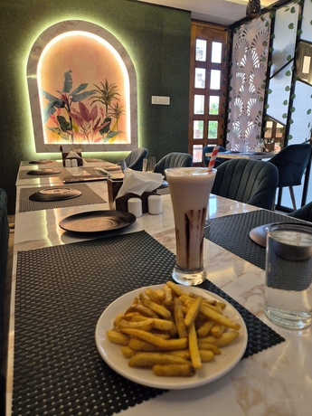Imagen del bar/restaurante del Hotel HOTEL D C GRAND. Foto 3