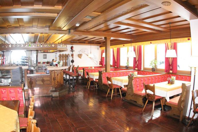 Imagen del bar/restaurante del Hotel HOTEL D&Ouml;RFLWIRT. Foto 7