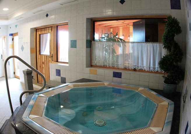 Imagen de la piscina del Hotel HOTEL D&Ouml;RFLWIRT. Foto 12