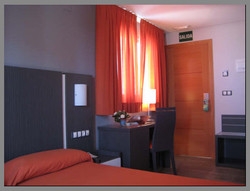 Imagen de la habitación del Hotel HOTEL EL CHALET. Foto 2