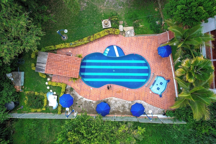 Imagen de la piscina del Hotel HOTEL EL PORTON DE SAN GIL. Foto 11