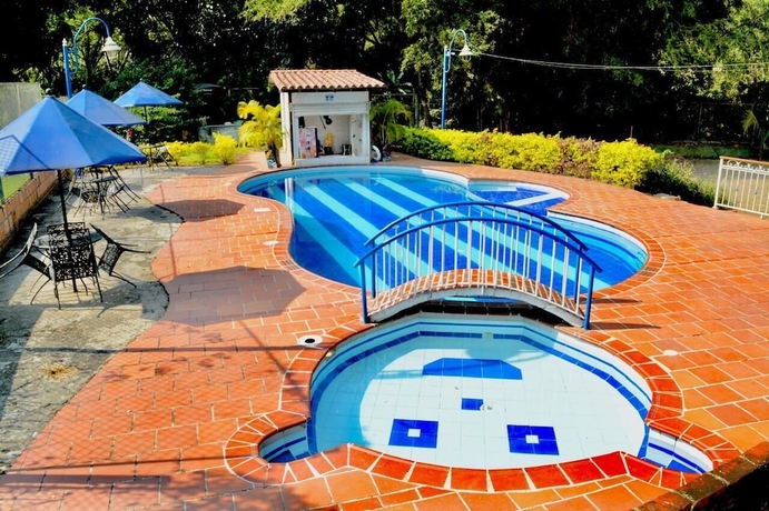 Imagen de la piscina del Hotel HOTEL EL PORTON DE SAN GIL. Foto 12