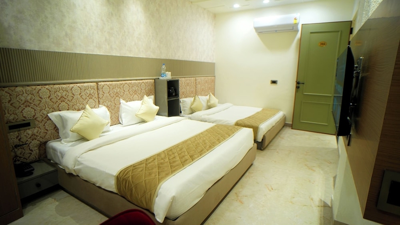 Imagen de la habitación del Hotel HOTEL ELEGANCE. Foto 10