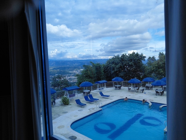 Imagen de la piscina del Hotel HOTEL GIRON CAMPESTRE. Foto 9