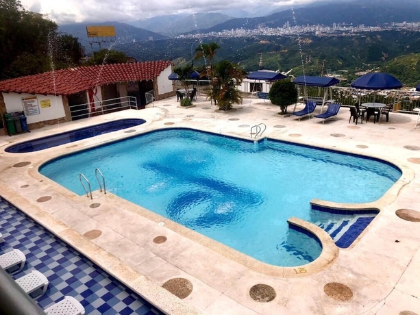 Imagen de la piscina del Hotel HOTEL GIRON CAMPESTRE. Foto 12
