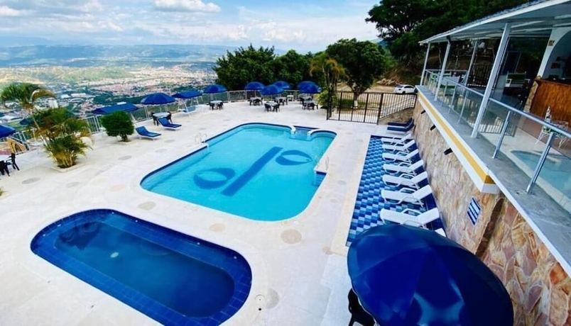 Imagen de la piscina del Hotel HOTEL GIRON CAMPESTRE. Foto 13