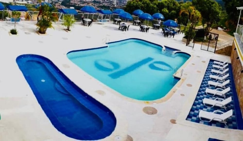 Imagen de la piscina del Hotel HOTEL GIRON CAMPESTRE. Foto 14