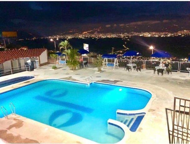 Imagen de la piscina del Hotel HOTEL GIRON CAMPESTRE. Foto 15