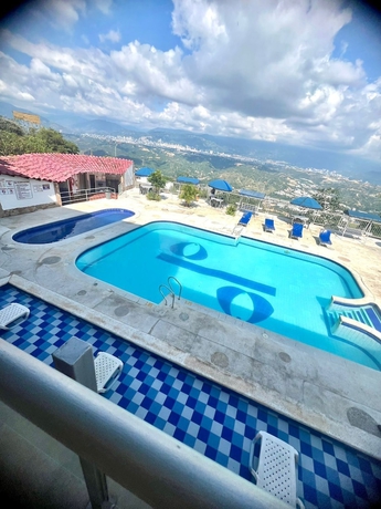 Imagen de la piscina del Hotel HOTEL GIRON CAMPESTRE. Foto 16