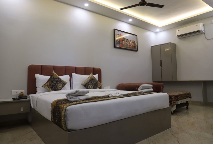 Imagen de la habitación del Hotel HOTEL GULMOHAR PLAZA BY AUROVILLE ENT. Foto 1