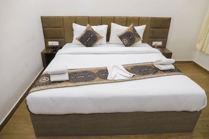 Imagen de la habitación del Hotel HOTEL GULMOHAR PLAZA BY AUROVILLE ENT. Foto 2