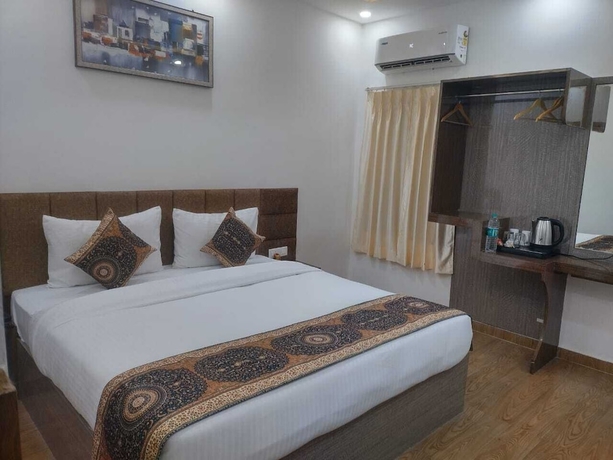 Imagen de la habitación del Hotel HOTEL GULMOHAR PLAZA BY AUROVILLE ENT. Foto 11