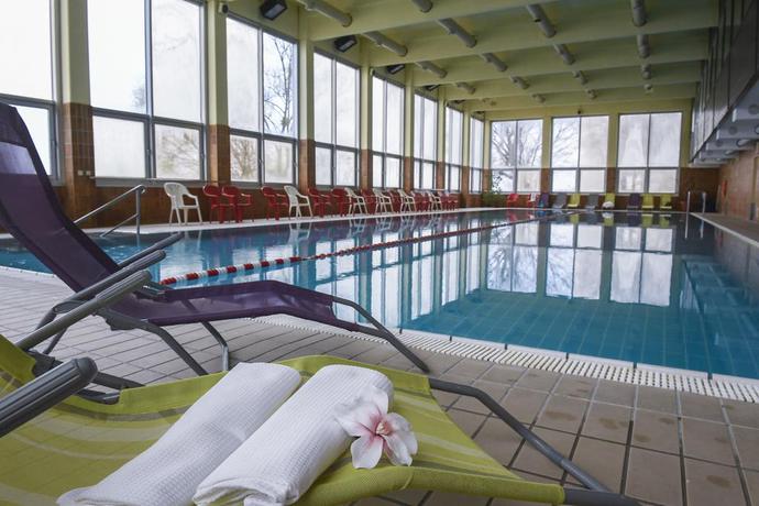 Imagen de la piscina del Hotel HOTEL HELIKON. Foto 7