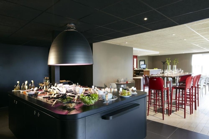 Imagen del bar/restaurante del Hotel HOTEL KYRIAD DIRECT LE BOURGET - GONESSE. Foto 7