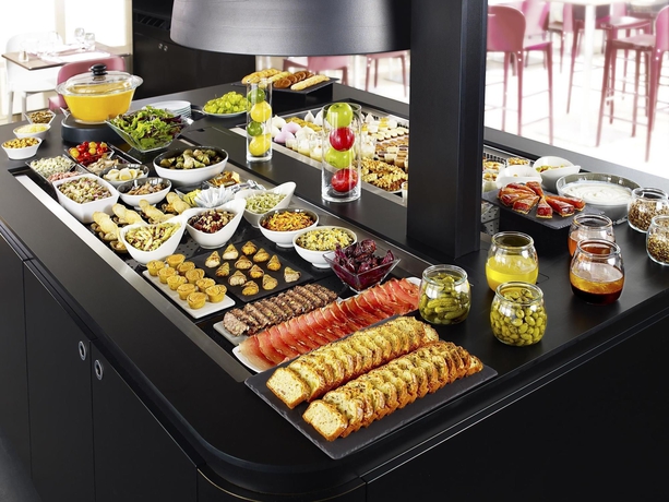 Imagen del bar/restaurante del Hotel HOTEL KYRIAD DIRECT LE BOURGET - GONESSE. Foto 9