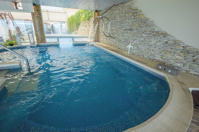 Imagen de la piscina del Hotel HOTEL LAS ROCAS. Foto 16