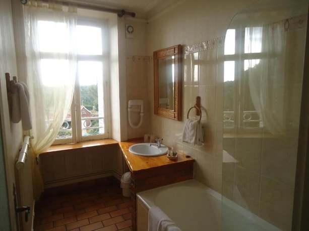 Imagen de la habitación del Hotel HOTEL LE MANOIR DE LA BARBACANE. Foto 17