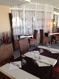 Imagen del bar/restaurante del Hotel HOTEL LES JASSES DE CAMARGUE. Foto 3