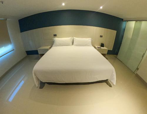 Imagen de la habitación del Hotel HOTEL MANZUR. Foto 20