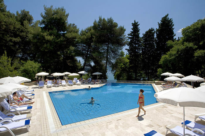 Imagen de la piscina del Hotel HOTEL MEDITERAN RABAC. Foto 8