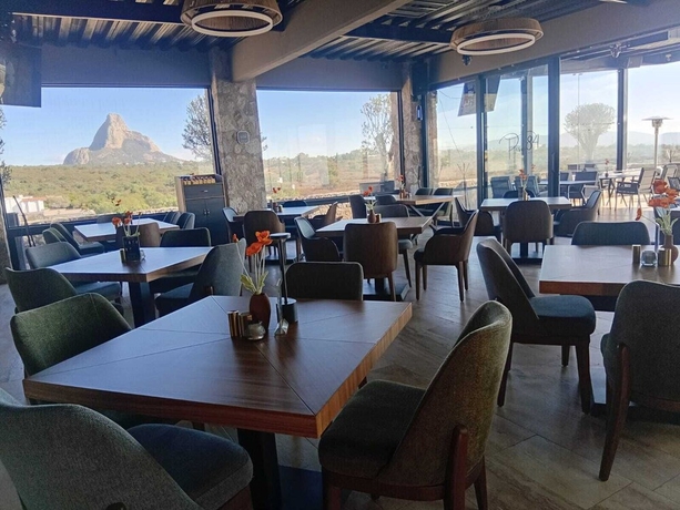 Imagen del bar/restaurante del Hotel HOTEL MONTES SUITES. Foto 4