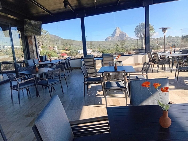 Imagen del bar/restaurante del Hotel HOTEL MONTES SUITES. Foto 6