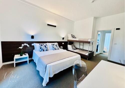 Imagen de la habitación del Hotel HOTEL NOIR - Free Breakfast & Brunch Until 13-00 - Vicinissimi a Mirabilandia. Foto 13