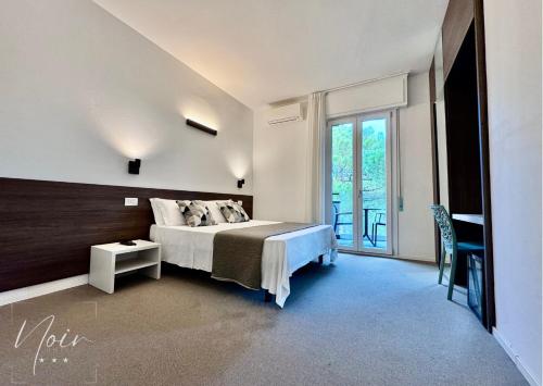 Imagen de la habitación del Hotel HOTEL NOIR - Free Breakfast & Brunch Until 13-00 - Vicinissimi a Mirabilandia. Foto 16