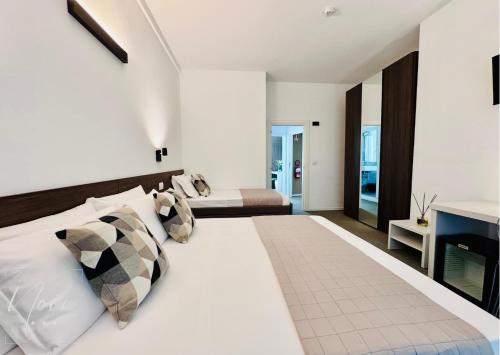 Imagen de la habitación del Hotel HOTEL NOIR - Free Breakfast & Brunch Until 13-00 - Vicinissimi a Mirabilandia. Foto 19