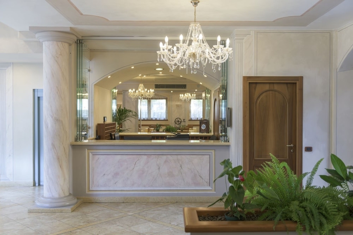 Imagen de los interiores del Hotel HOTEL REGINA DEL GARDA SUITE. Foto 16