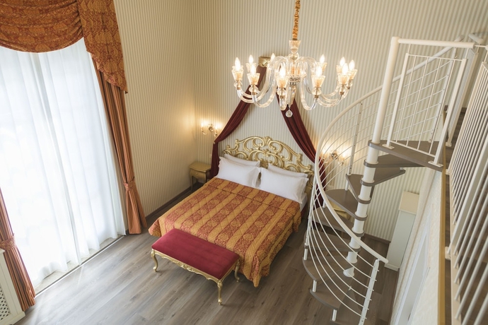 Imagen de la habitación del Hotel HOTEL REGINA DEL GARDA SUITE. Foto 14