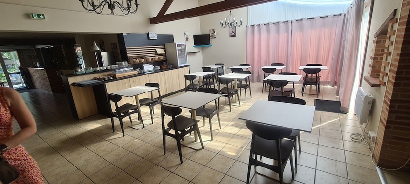 Imagen del bar/restaurante del Hotel HOTEL RESTAURANT DU LAC, Graulhet. Foto 4