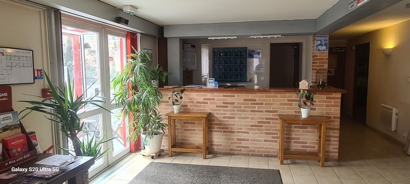 Imagen de los interiores del Hotel HOTEL RESTAURANT DU LAC, Graulhet. Foto 19