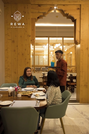 Imagen del bar/restaurante del Hotel HOTEL REWA LADAKH. Foto 2