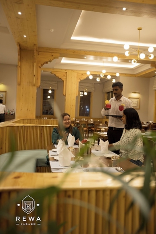 Imagen del bar/restaurante del Hotel HOTEL REWA LADAKH. Foto 4