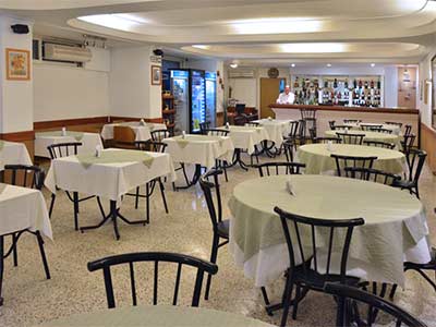 Imagen del bar/restaurante del Hotel HOTEL SAN MART&Iacute;N. Foto 2