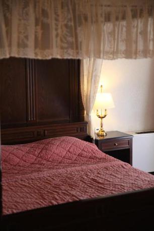 Imagen de la habitación del Hotel HOTEL SPA MONTANA. Foto 18