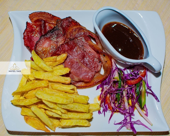 Imagen del bar/restaurante del Hotel HOTEL TAJI. Foto 10