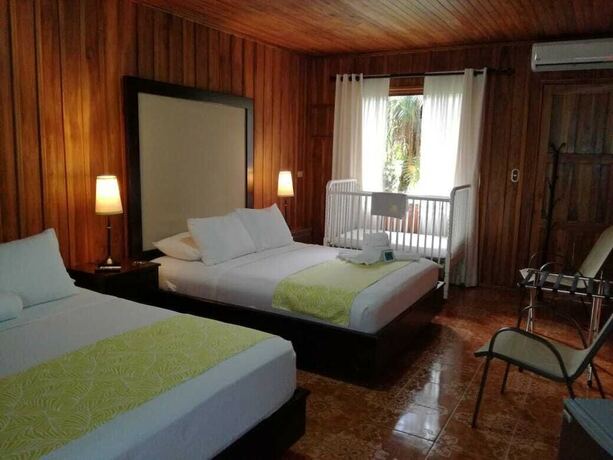 Imagen de la habitación del Hotel HOTEL TANGARA ARENAL. Foto 13