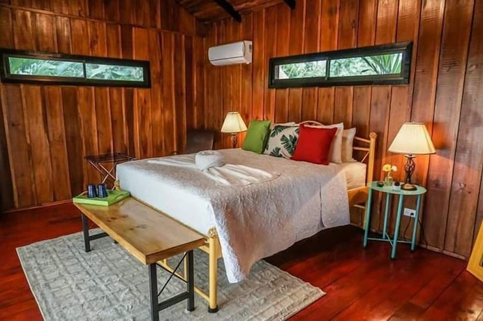 Imagen de la habitación del Hotel HOTEL TANGARA ARENAL. Foto 18
