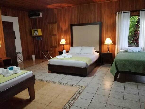 Imagen de la habitación del Hotel HOTEL TANGARA ARENAL. Foto 19