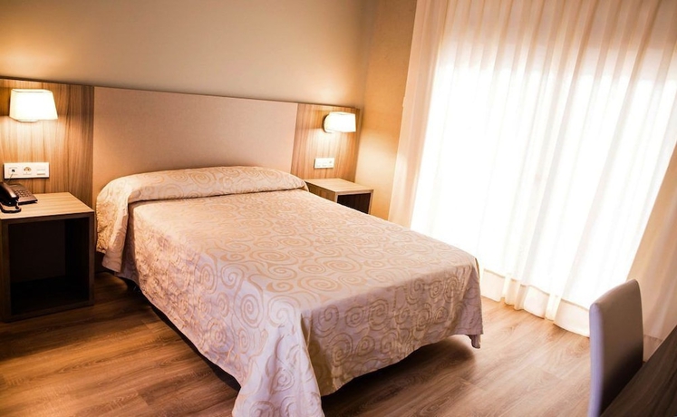 Imagen de la habitación del Hotel HOTEL VILLA CEUTI. Foto 12