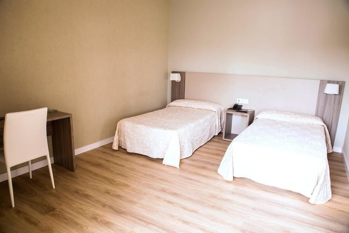 Imagen de la habitación del Hotel HOTEL VILLA CEUTI. Foto 15