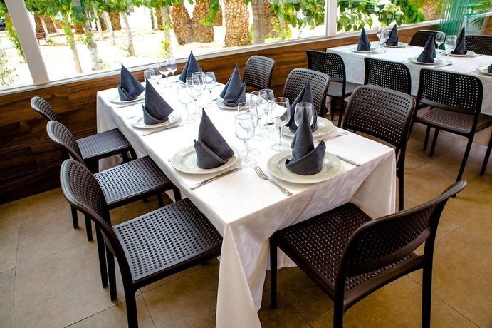 Imagen del bar/restaurante del Hotel HOTEL VILLA CEUTI. Foto 3