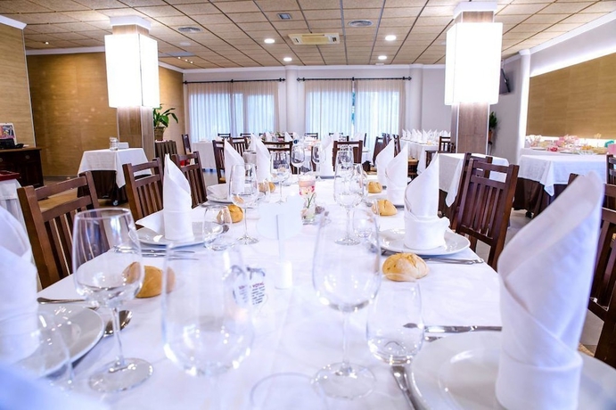 Imagen del bar/restaurante del Hotel HOTEL VILLA CEUTI. Foto 4