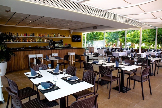 Imagen del bar/restaurante del Hotel HOTEL VILLA CEUTI. Foto 5