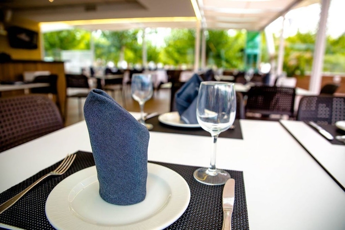 Imagen del bar/restaurante del Hotel HOTEL VILLA CEUTI. Foto 6