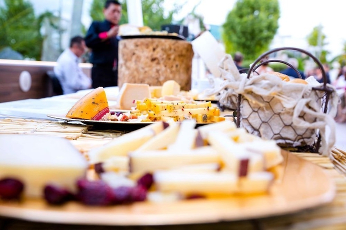 Imagen del bar/restaurante del Hotel HOTEL VILLA CEUTI. Foto 8