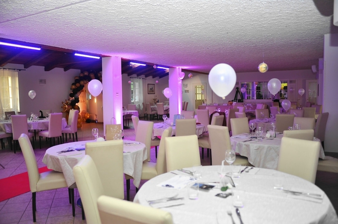 Imagen del bar/restaurante del Hotel HOTEL VILLA MABULTON 2.0. Foto 2